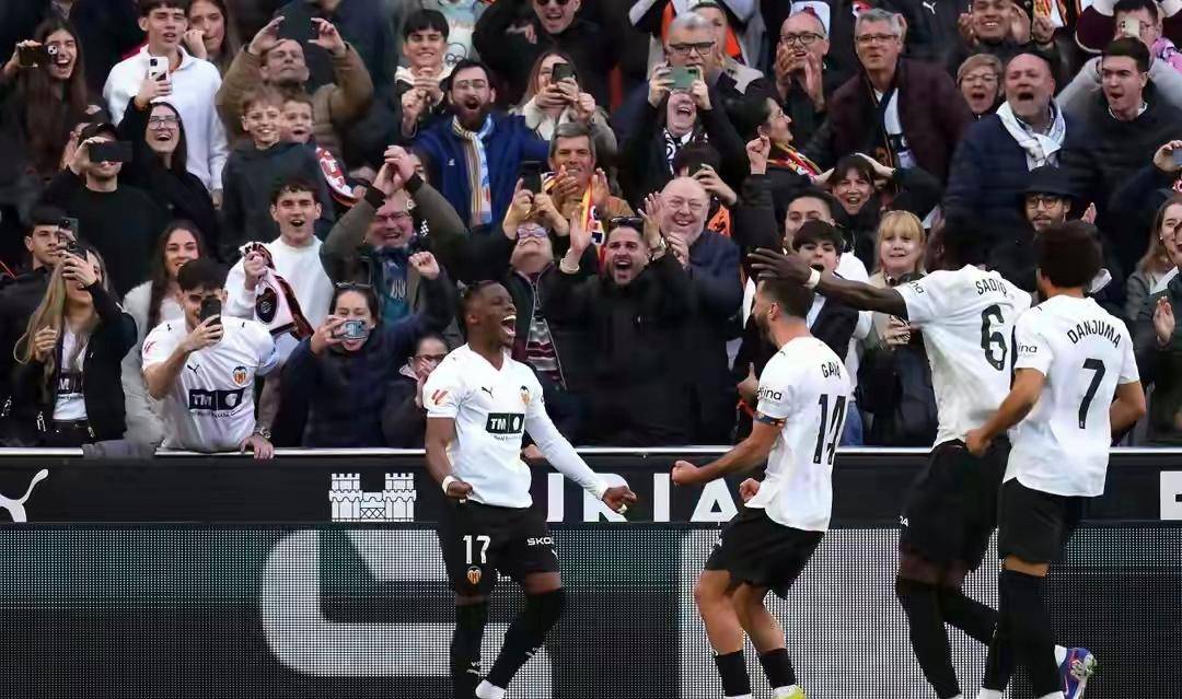 九游体育官网入口-风云突变塞维利亚赛前官宣签约冲刺阶段毕尔巴鄂竞技备战国王杯，曼联赛后再遭质疑瞬间刷屏