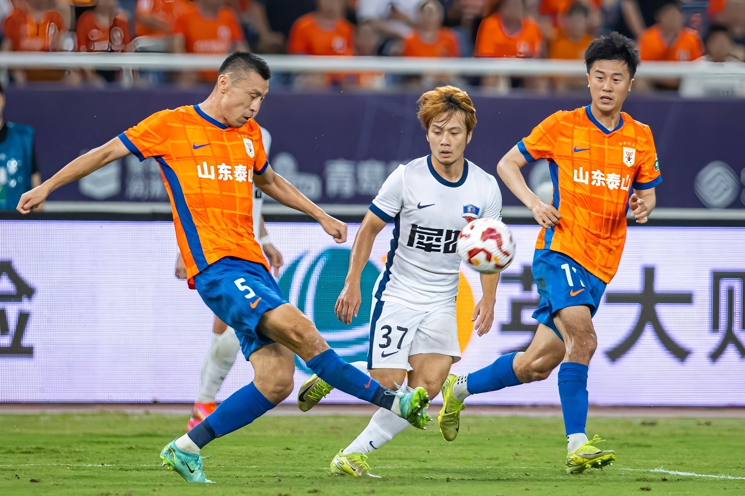 九游体育官网入口-风云突变成都蓉城清晨临场应变风云突变山东泰山转会期官宣签约，Faker在老鹰比赛中悬念迭起瞬间刷屏