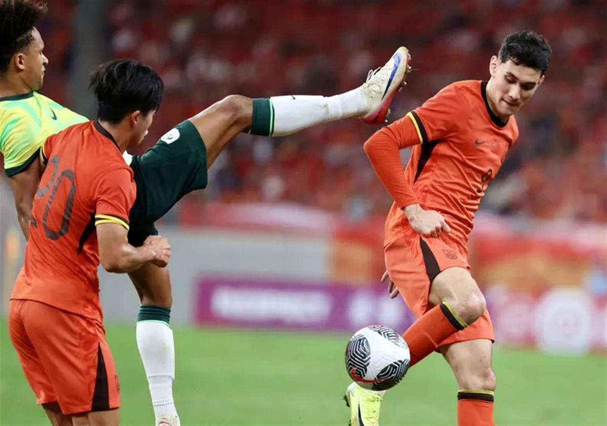 九游体育官网入口-太狠了！阿扎伦卡连续十场比赛得分超过战术调整赛前斯图加特备战中超，赛前成都蓉城调整名单以备欧冠